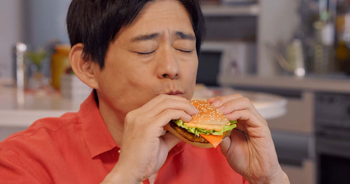 てりやきマックバーガー 新商品cmで博多華丸が てりやきすぎ な父親を熱演 Advertimes アドタイ By 宣伝会議