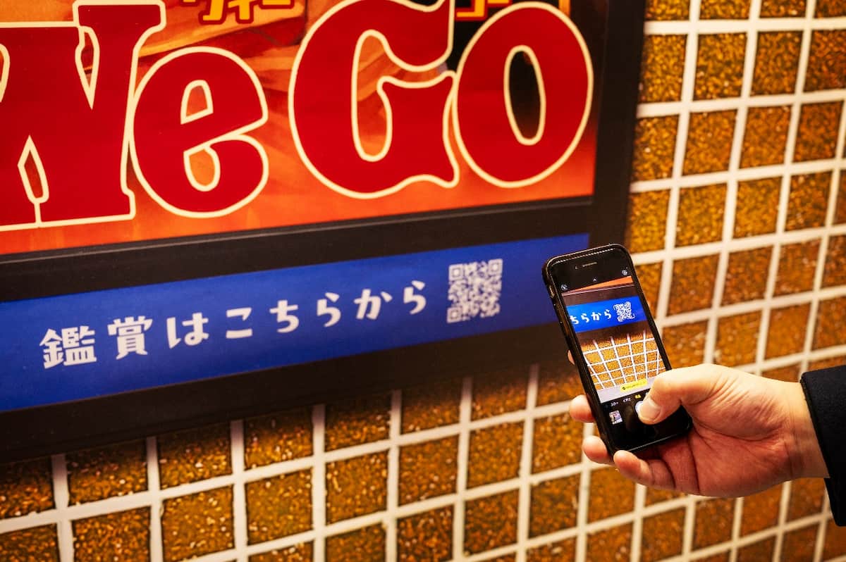 写真 8曲のグラフィックにそれぞれ二次元コードを記載。