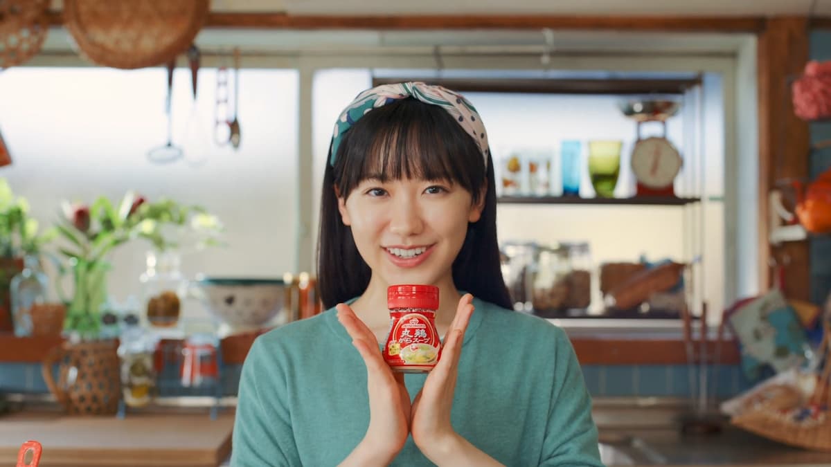 味の素テレビCM「丸鶏がらスープ 丸うた」編カット