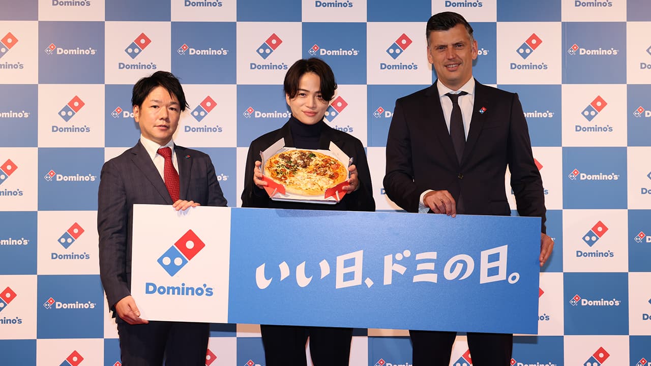 Domino's ピザ広告ポスター 菊池風磨 菊池風磨（timelesz）ドミノ・ピザ新TVCMに“エビ風磨” “カニ風磨