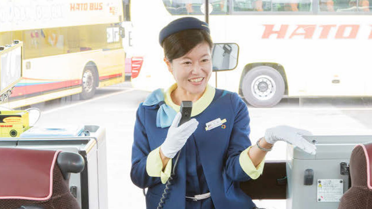 はとバスガイド歴20年以上「客層によって声のトーンを変化」 プロの接客術