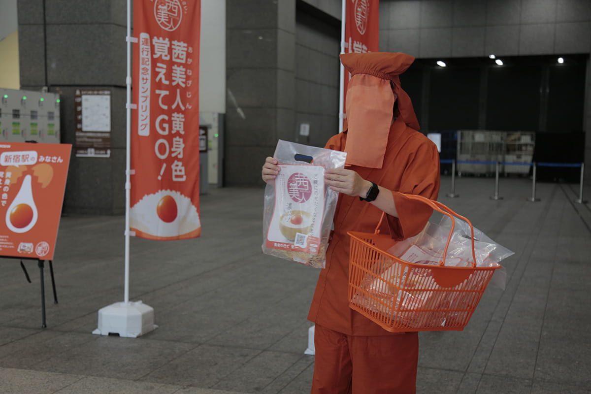 黄身”と車体の色が同じ」が起点 卵ブランドが中央線快速を広告ジャック