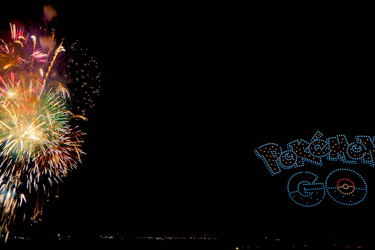 夏の夜空をメディア化。花火大会を彩るドローンショーに企業協賛相次ぐ