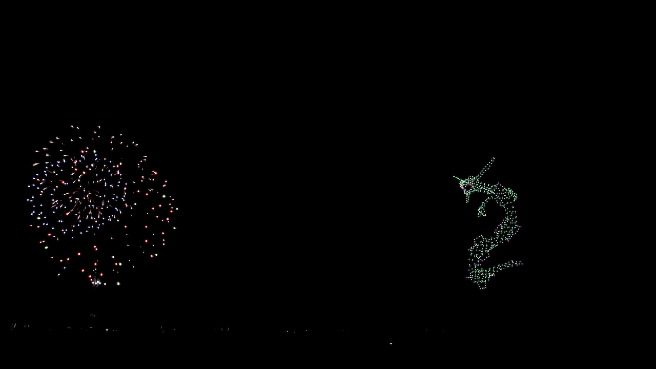夏の夜空をメディア化。花火大会を彩るドローンショーに企業協賛相次ぐ