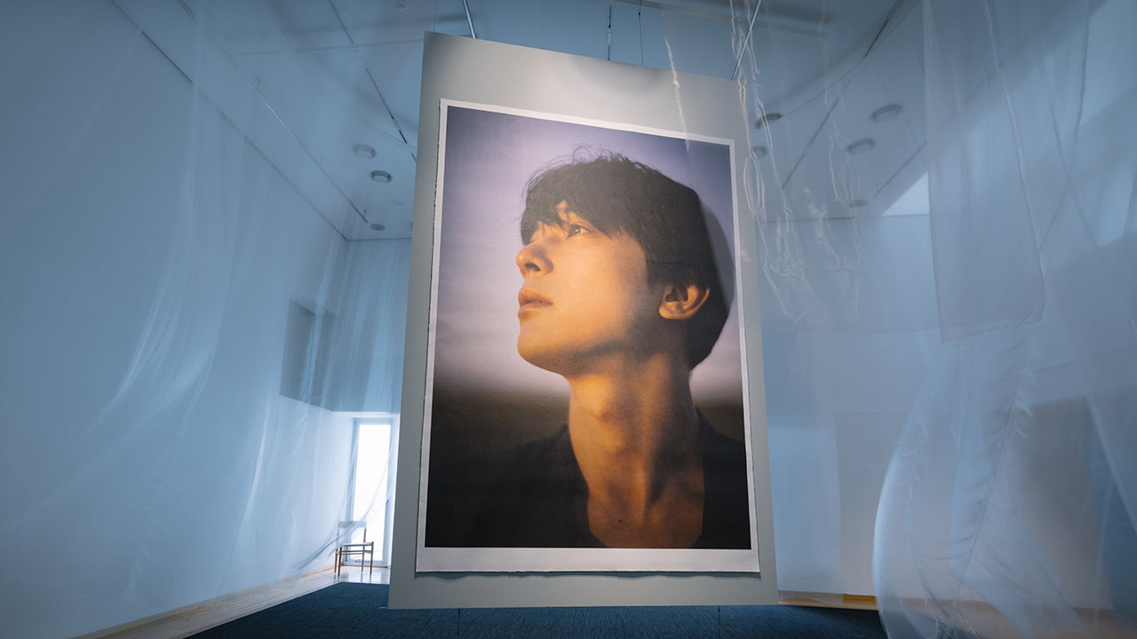 瀧本幹也撮影による吉沢亮写真展『FOSS』、旧朝倉家住宅の空間を