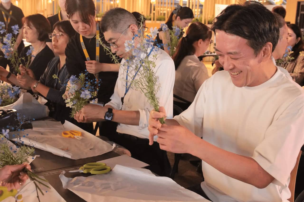 写真 社員が家族に感謝の気持ちを込めて花束を作るワークショップの様子