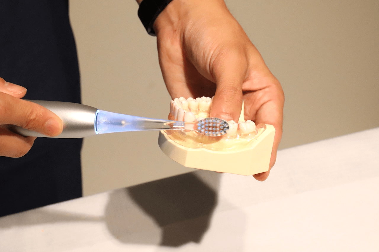 写真 光の色で正しい磨き方を伝える機能も搭載した音波電動ハブラシ「ドルツ」