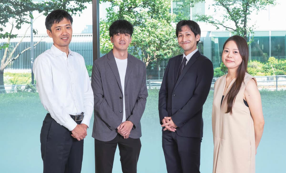 写真 ソリューションユニット フェロー/チーフデータサイエンティスト 河原 達也氏、ビジネスソリューショングループ データアナリスト 山本 勇気氏、ビジネスソリューショングループ コンサルタント 宮田 正晃氏、ビジネスソリューショングループ コンサルタント 若狭谷 笑未氏