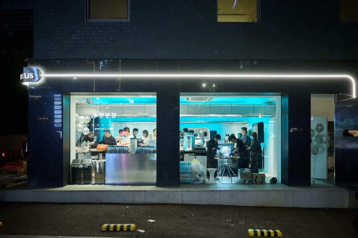 場所は、人気ドラマ『イカゲーム』で主演を務めた俳優イ・ジョンジェ氏が共同創業した芸能事務所Artist COMPANYの本社ビル。