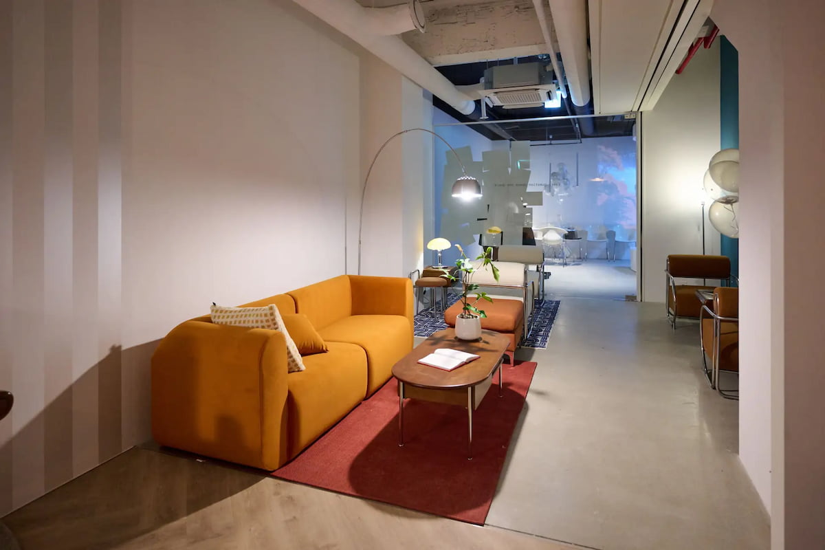 店名「Curious」には、「好奇心から生まれる問いに最適な答えを届ける」というPerplexityの理念を反映。店内のBGMや演出にAIを活用し、レトロと未来を融合させたデザインを表現している。