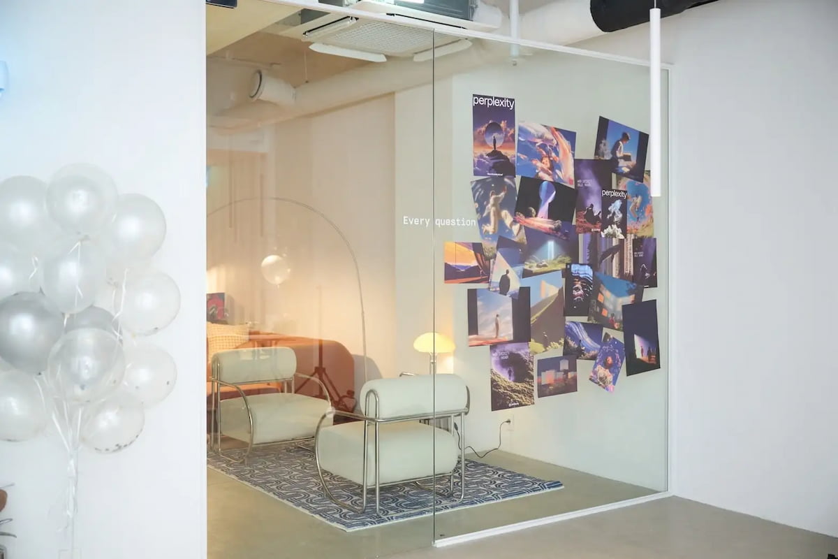 店名「Curious」には、「好奇心から生まれる問いに最適な答えを届ける」というPerplexityの理念を反映。店内のBGMや演出にAIを活用し、レトロと未来を融合させたデザインを表現している。