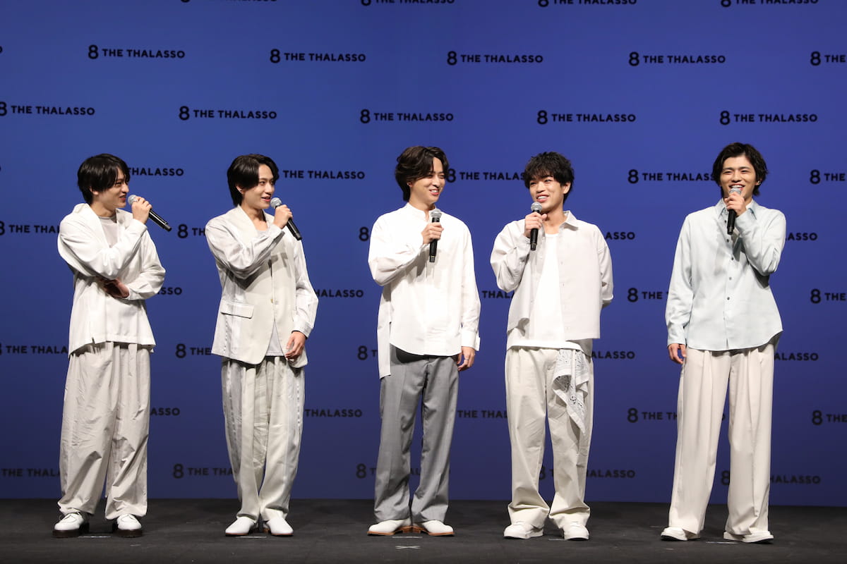 普段から髪をかき上げている橋本将生(画像左から2番目)が「自然さを意識した」と話すと、「(橋本から)ご教示いただいた」と篠塚大輝(一番右)。寺西拓人(中央)も「手の角度が難しかった」と振り返った