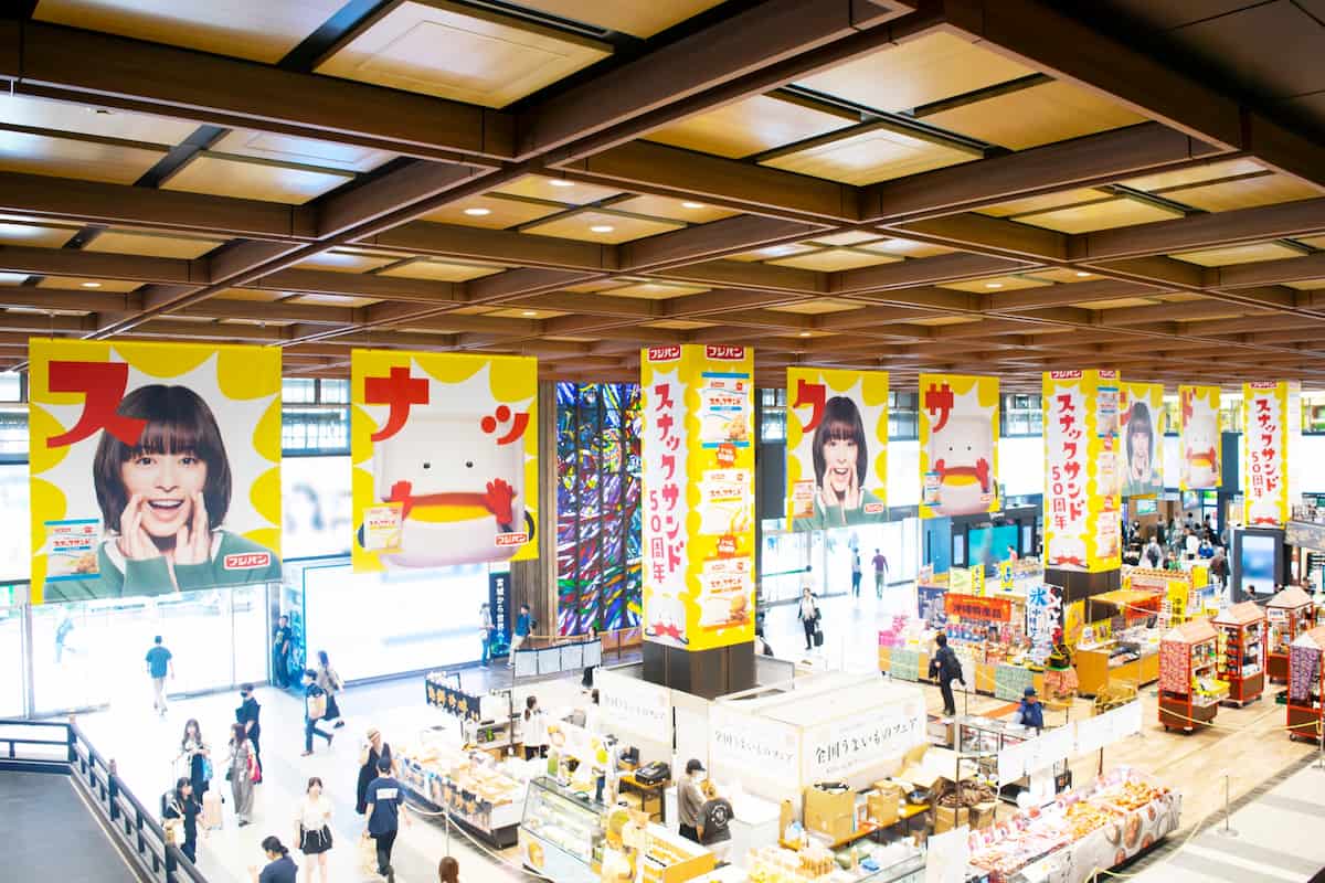 フラッグ・柱巻き広告は9月30日まで。J・ADビジョン(2階中央口改札周辺・東西自由通路)および DateVISION(2階コンコース)のサイネージは9月7日までの放映、パノラマ仙台Plus(2階中央口改札脇)は9月14日までの掲出を予定している。