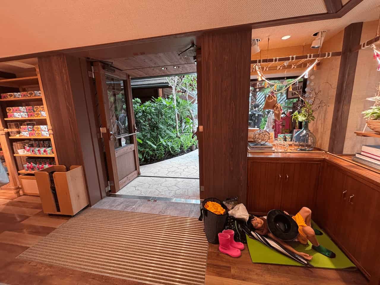 写真 5歳児は空腹で疲れ果て……。雨宿りできるベンチはほしい