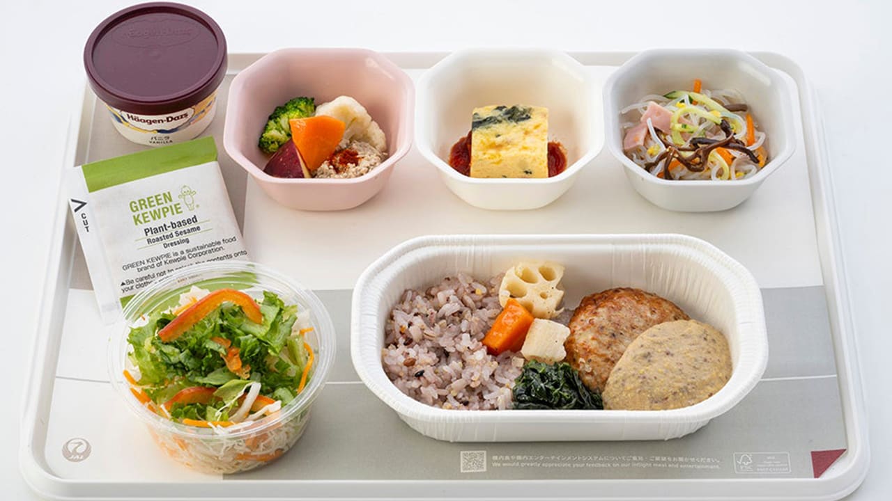 JAL機内食に「紙製」小袋のドレッシング、キユーピーとJALUXが共同で
