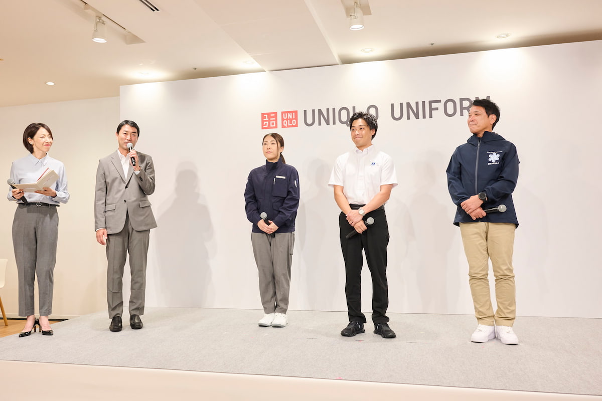 イメージ 「UNIQLO UNIFORM」を採用している(右から)雪印メグミルク、神奈川トヨタ自動車、乃村工藝社の3社。