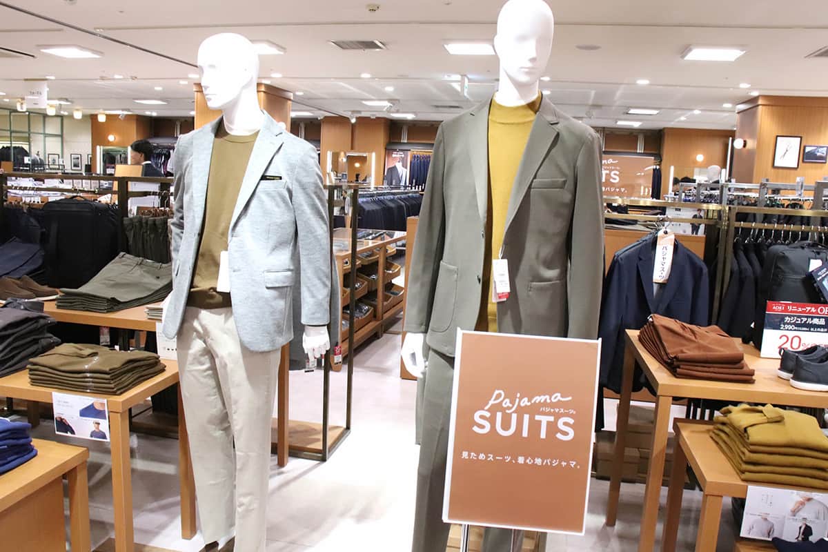 AOKIの「パジャマスーツ」。場所はフルリニューアルした「AOKI 銀座本店」