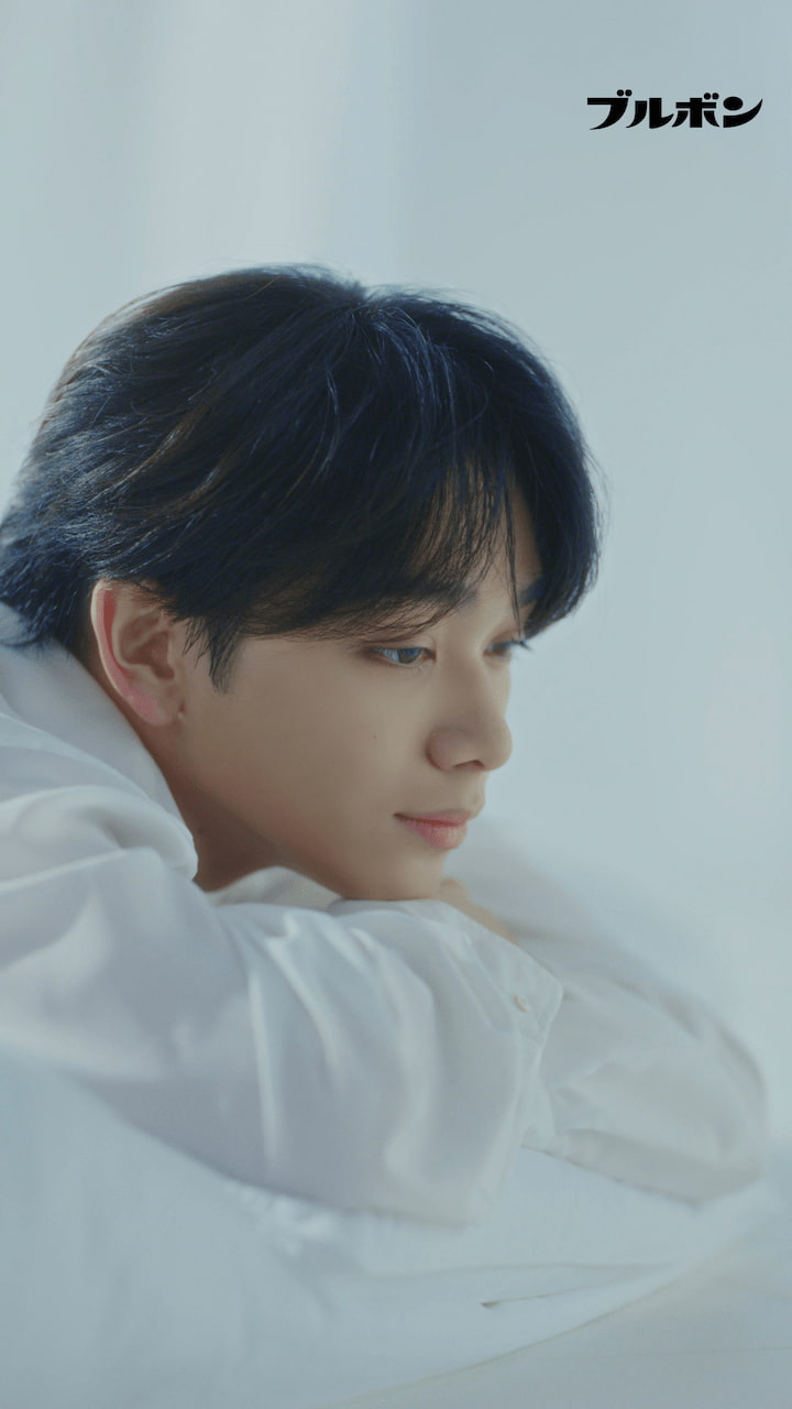 写真 CM カット 宮世さんが出演するWebCM「白い世界」篇。