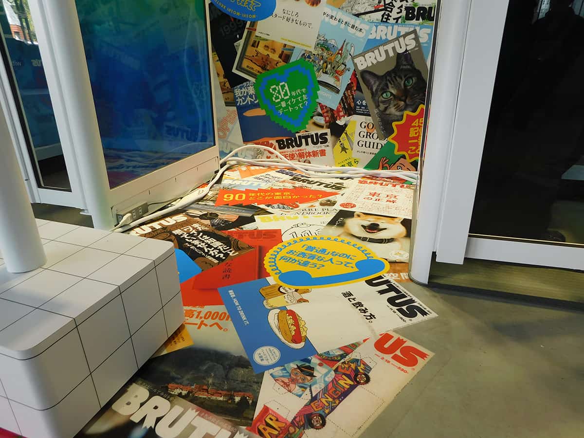 電話ボックスの周辺には、「『普通』なのにおしゃれな人って、何が違う?」や「80年代で一番イケてたデートって?」といった質問の例文をステッカーで示している。