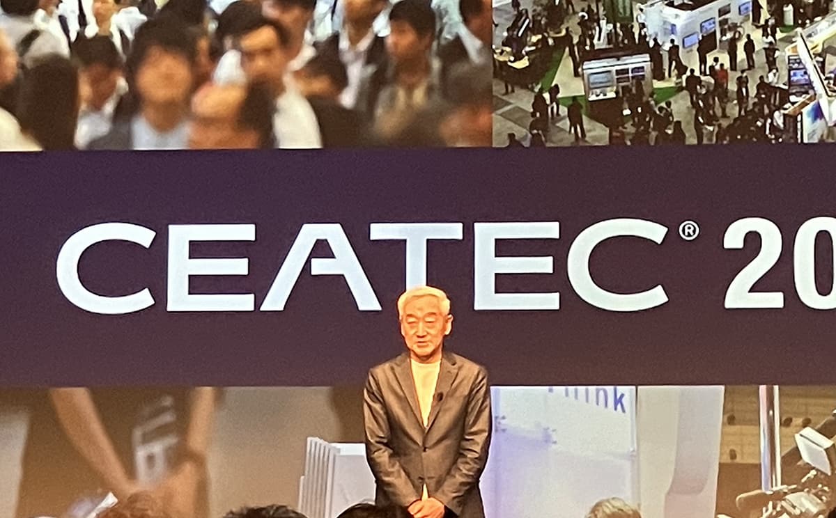 写真 人物 CEATECエグゼクティブプロデューサーの鹿野清氏。AIエージェント・AIの受賞が多くみられたと受賞傾向についてコメントした。