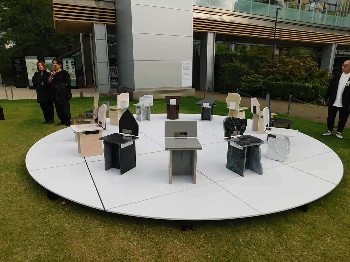 芝生広場に展示された作品。