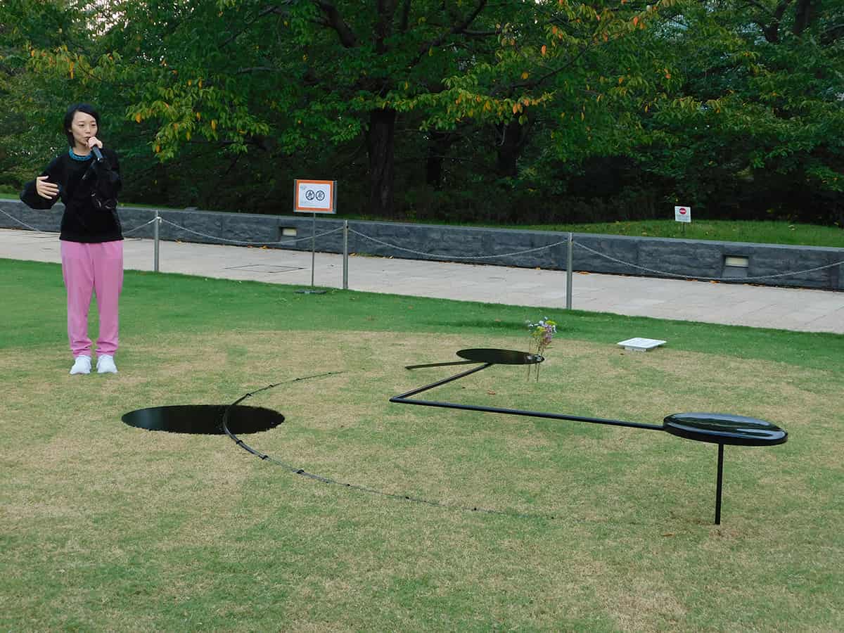 芝生広場に展示された作品。