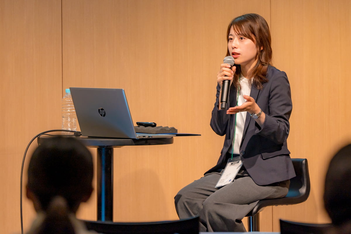 写真 人物 黒木万莉氏