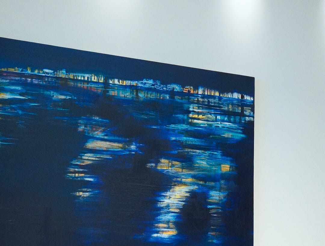 共用の会議室に掲示されている「Sumida River」。アーティスト・福原優太氏によるもので、オフィスのすぐそばを流れる隅田川を描いたもの。