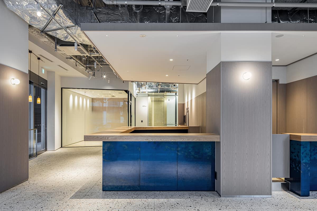 「it COFFEE 八丁堀店」のコーヒーカウンターにはブルーの漆焼付