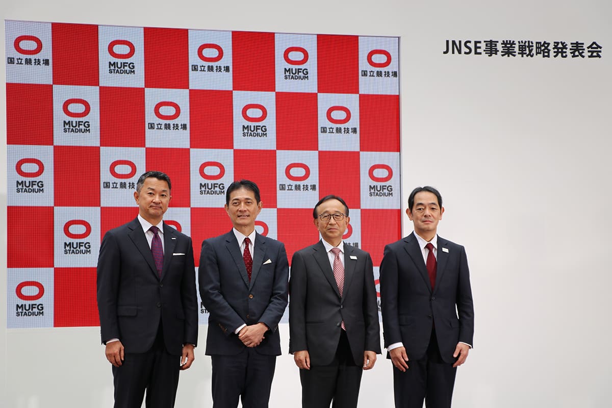 記者会見に臨む関係者。左から順に、NTTドコモ(JNSE構成企業代表)代表取締役社長 前田義晃氏、ジャパンナショナルスタジアム・エンターテイメント代表取締役社長 竹内晃治氏、三菱UFJフィナンシャル・グループ 取締役 代表執行役社長 グループCEO 亀澤宏規氏、同 代表執行役専務 グループCSO兼グループCSuO 髙瀨英明氏。