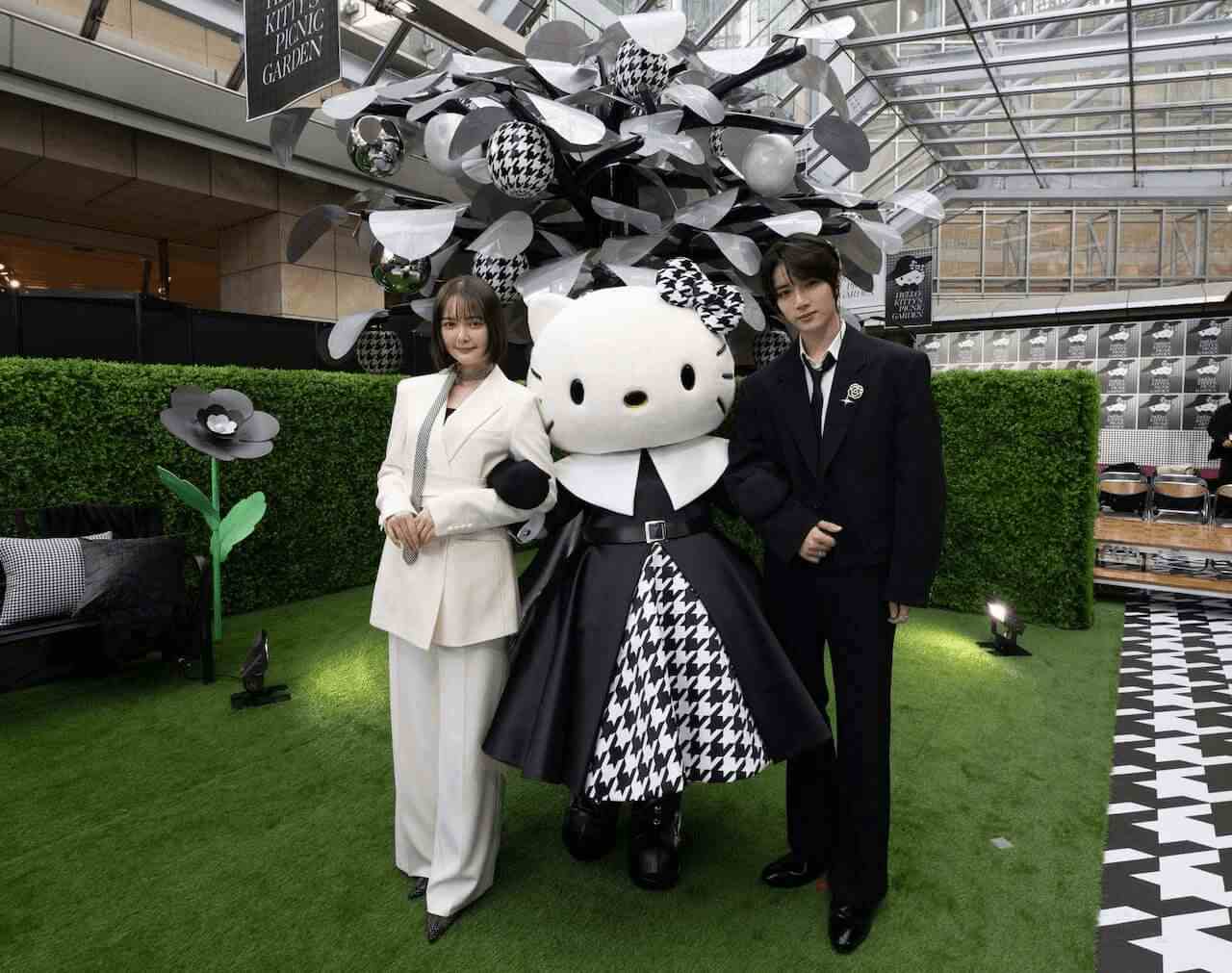 写真 人物「HELLO KITTY’S PICNIC GARDEN」のプレス発表会に参加したTOMORROW X TOGETHERのBEOMGYU(ボムギュ)さんと俳優の玉城ティナさん