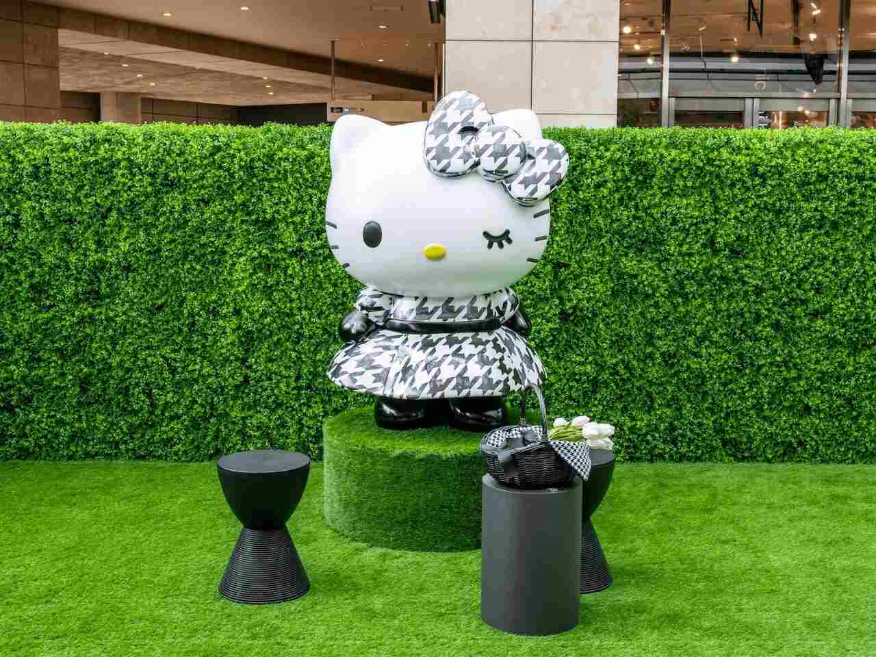 写真 千鳥格子ファッションのハローキティと写真が撮れるフォトスペース