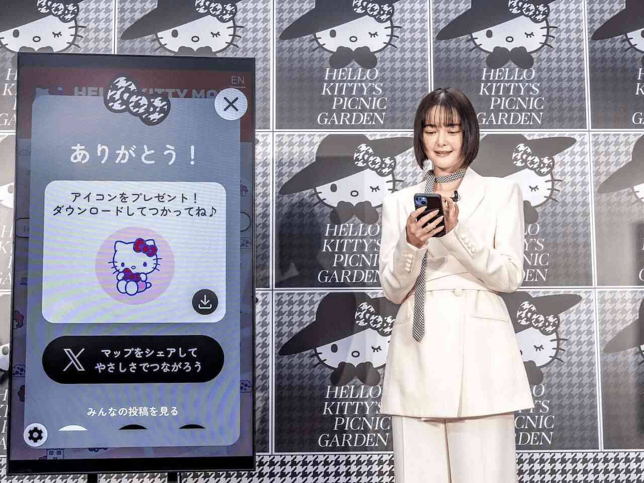 写真 人物 「HELLO KITTY MAP」を体験する玉城さん。