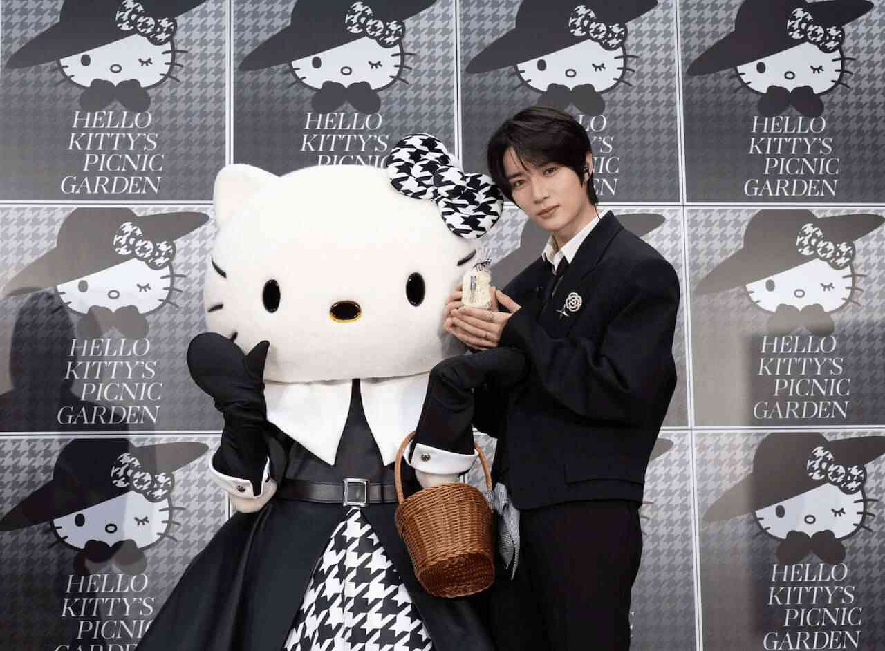 写真 人物 フレグランスのプレゼントを手にするBEOMGYUさん。