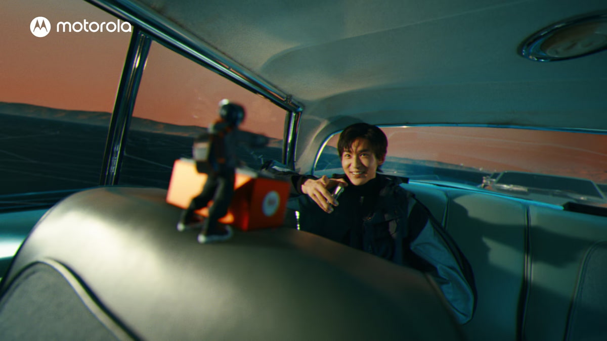 「こういう時こそ音楽じゃない?」“ミニREN”の提案に「確かに」と同意する目黒。ミニRENは、目黒の分身という設定のキャラクターで、過去のCMにも登場していた