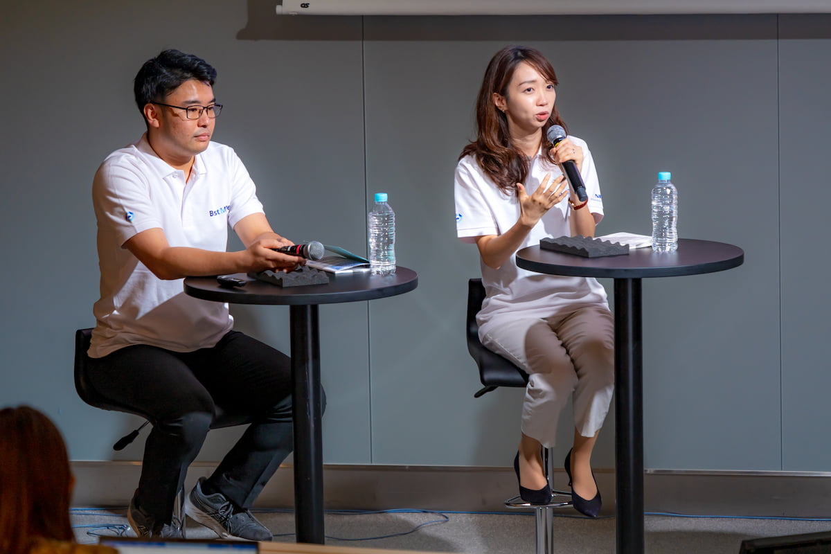 写真 人物 NEC ビジネスイノベーション統括部 マネージャー 高島華子 氏(右)、ビジネスイノベーション統括部 廣田慎悟 氏