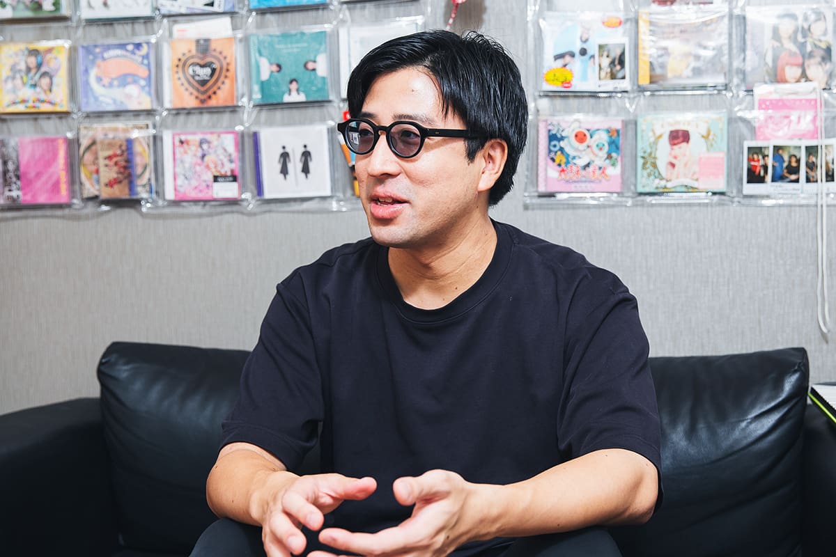 「タイトルや歌詞はキャッチコピーだと思って制作しています」と話すヤマモトさん。また昨今は積極的にAIも活用し、AIと協力しながら人間のクリエイティビティを最大化する方法を探っているという。