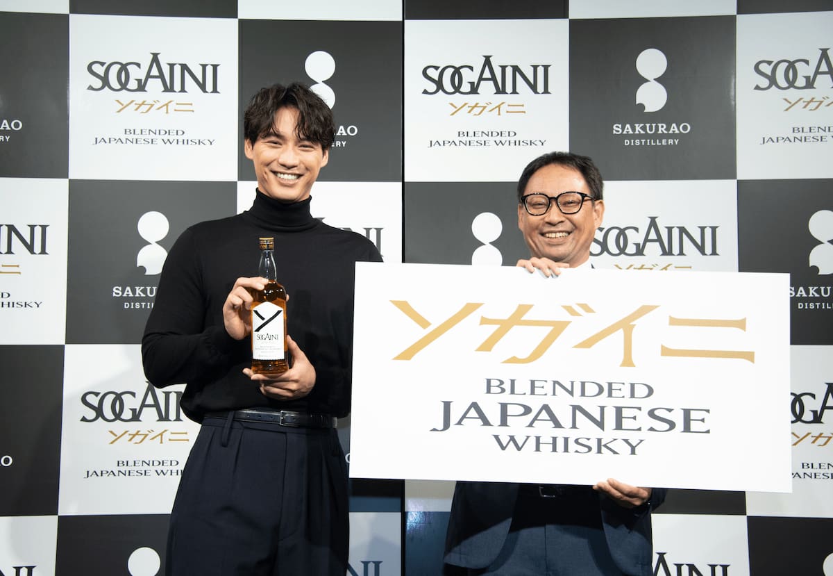 写真 人物 CM発表会に登壇した福士蒼汰氏と並ぶ白井浩一郎社長