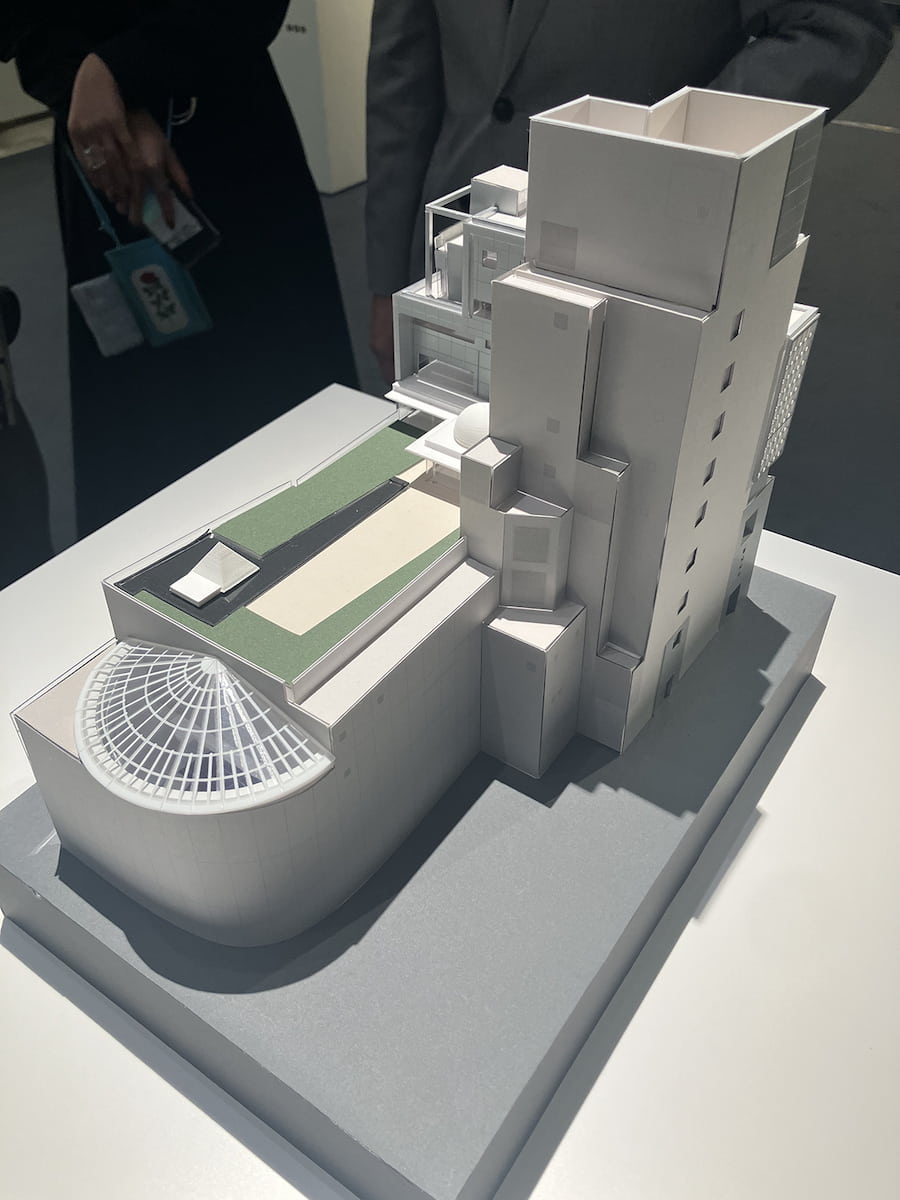 今回の展示に合わせ、槇総合計画事務所が制作した「スパイラル」の建築模型。