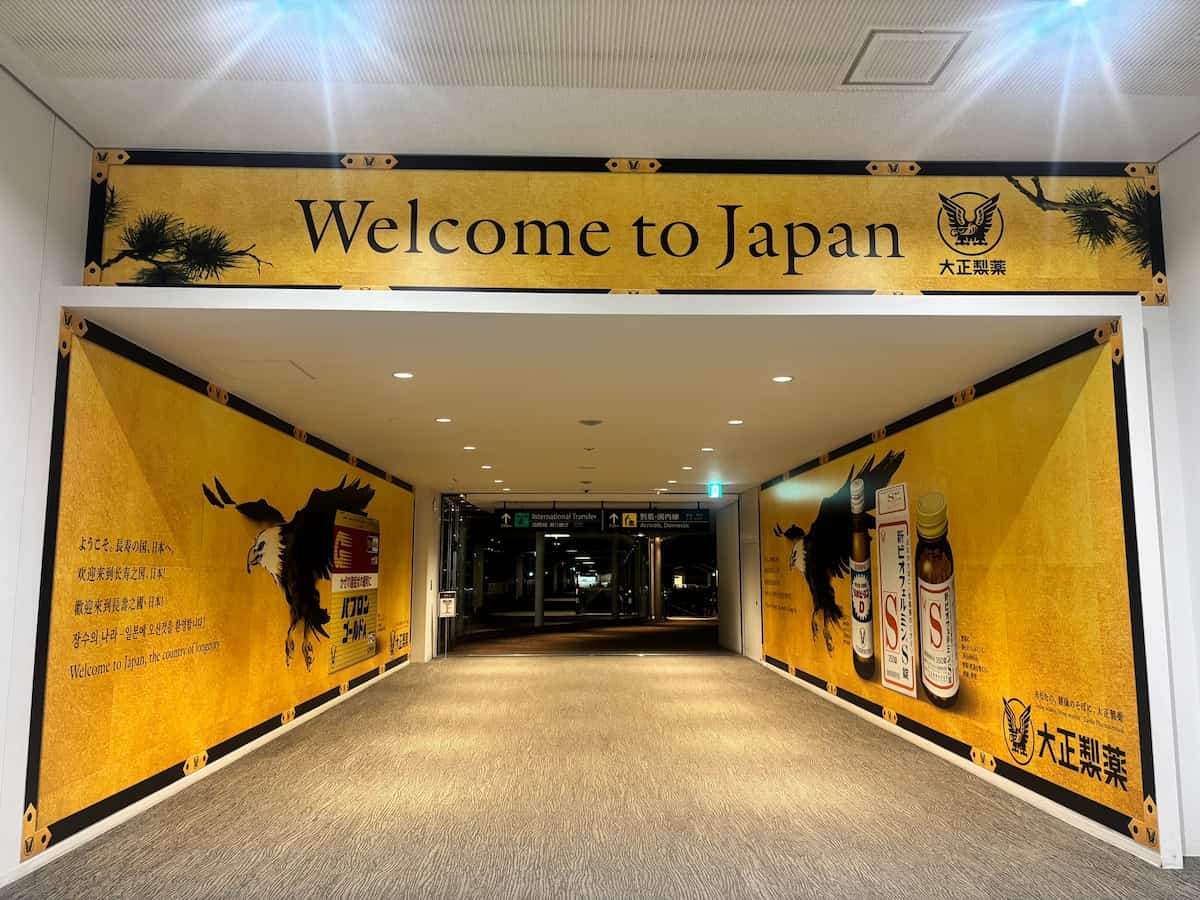 成田空港に掲出した広告。大正製薬といえばの鷲マークと、インバウンド人気が高い商品を軸にしたビジュアルで訴求。そのほか、新千歳空港や成田空港では、訪日観光客の方向けの商品サンプリングも実施した。