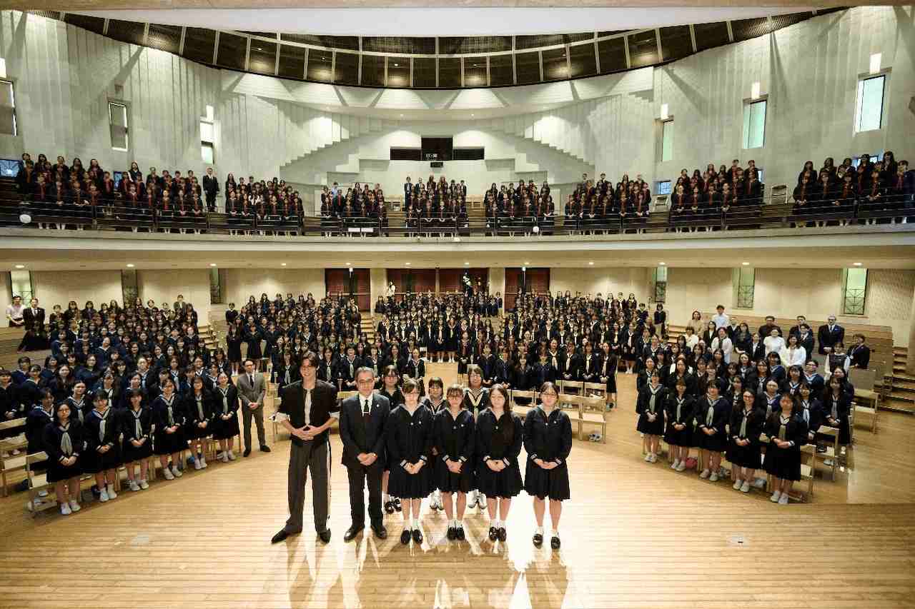 写真 人物 指定サングラスを導入した女子聖学院中学校高等学校の生徒たちとSnow Manの目黒蓮さん