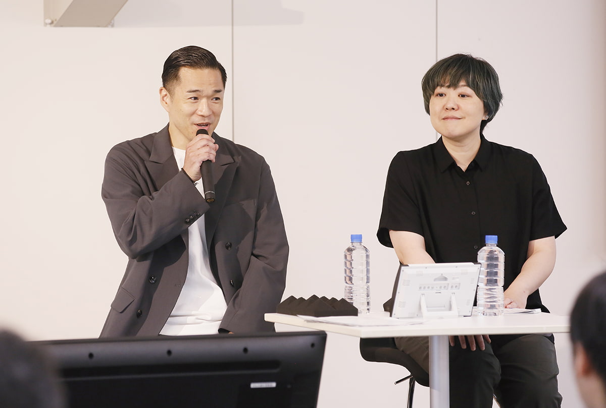 カンロ マーケティング本部 ブランド開発部 部長 髙島稔昭氏(左)とライフネット生命保険 ブランドマネジメント部 部長/ブランドマネージャー 川端麻清氏