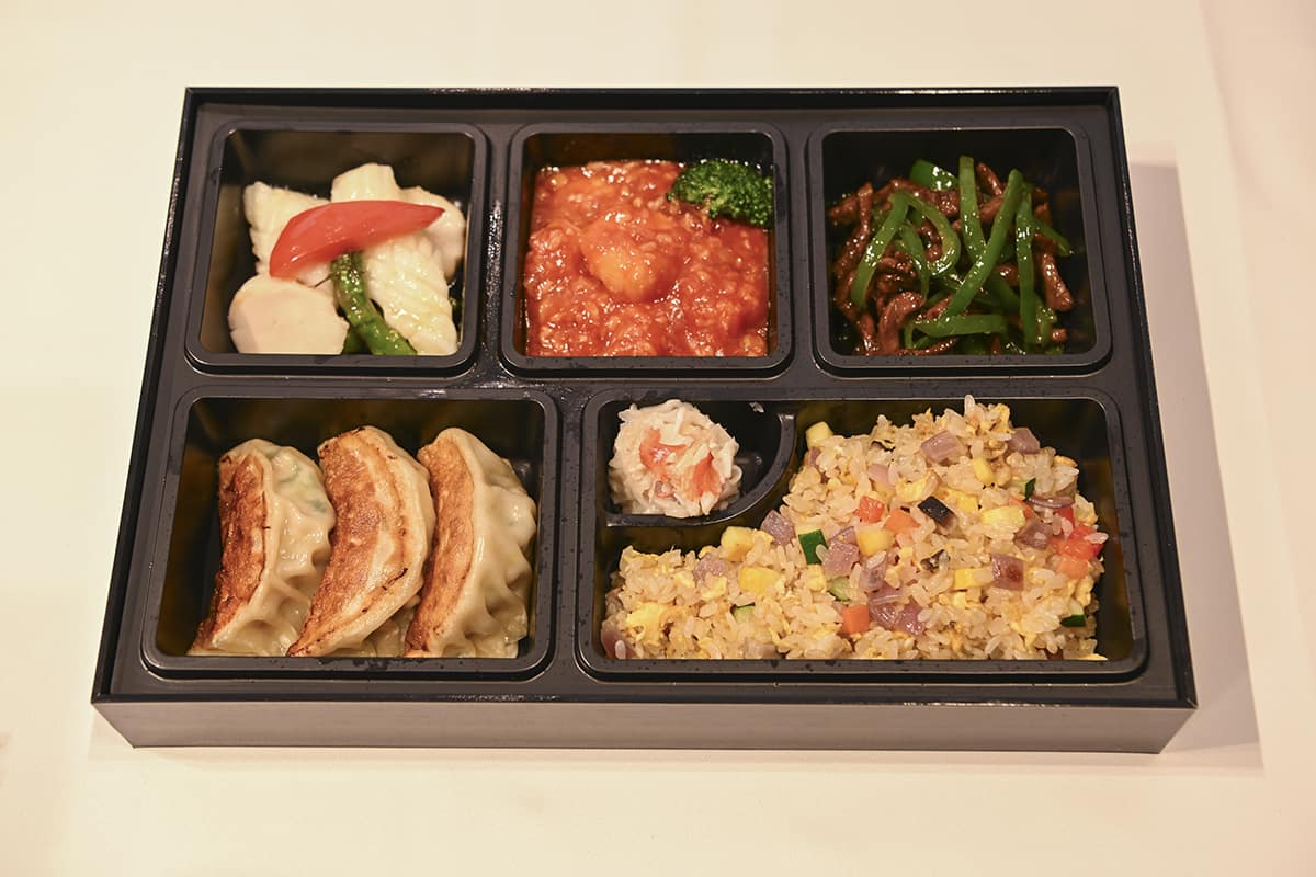 玉三郎さんがよくテイクアウトするオリジナルのお弁当。舞台の出演前を気遣い辛味のない海老のチリソース煮にするなど随所に工夫が凝らされているという。