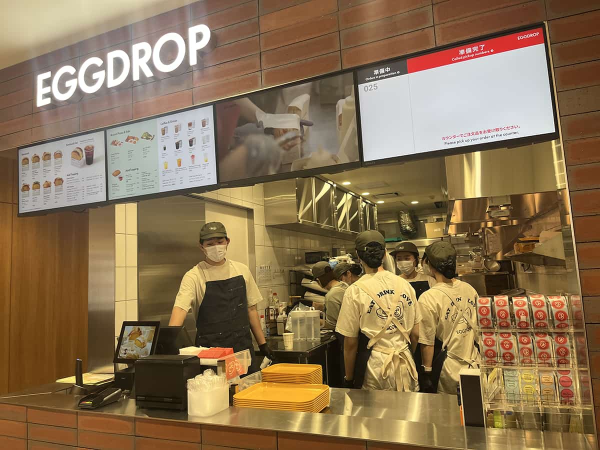 店舗デザインは、ソウル本店の意匠を踏襲しつつ、日本の生活者が好む落ち着いた雰囲気に合わせた。「静けさと温かさ」をテーマに、自然光が入り込む曲面ガラスや木の質感を活かした内装を採用。カウンター席やボックス席など、さまざまな利用シーンに対応する設計となっている。朝の一人利用から週末のブランチまで、幅広い客層を想定した空間だ。