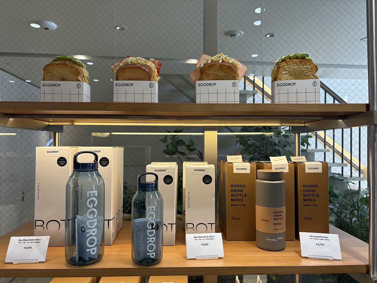 マグカップやキーホルダー、タンブラーなどのオリジナルグッズも販売。オープン当日には割引や限定グッズの販売も予定している。