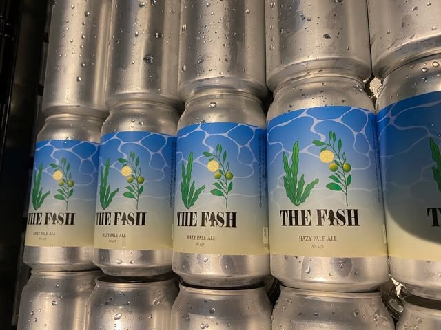 海の未来をつなぐクラフトビール「THE FISH」。フルーティーなアロマとほろ苦さが魚料理とよく合う。350ml缶700円。1本につき5円が海洋保全活動に寄付される