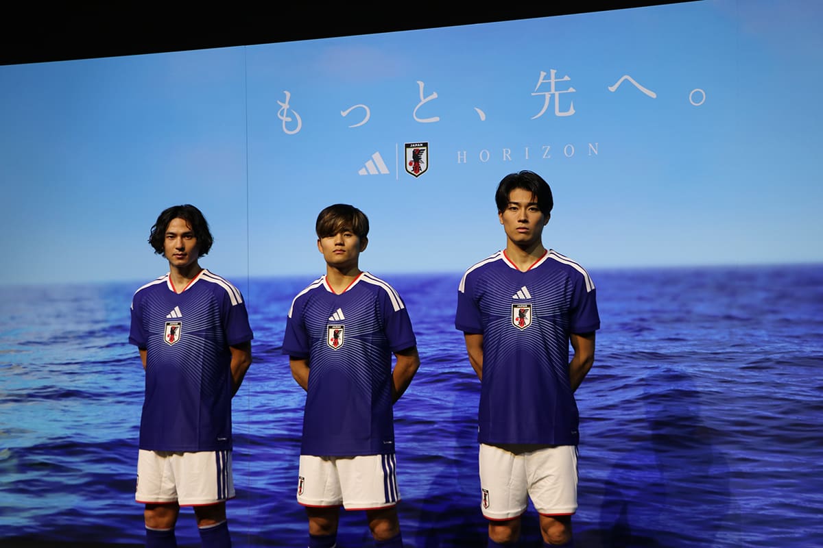 新ユニフォームを身にまとった(左から)南野拓実選手、久保建英選手、中村敬斗選手