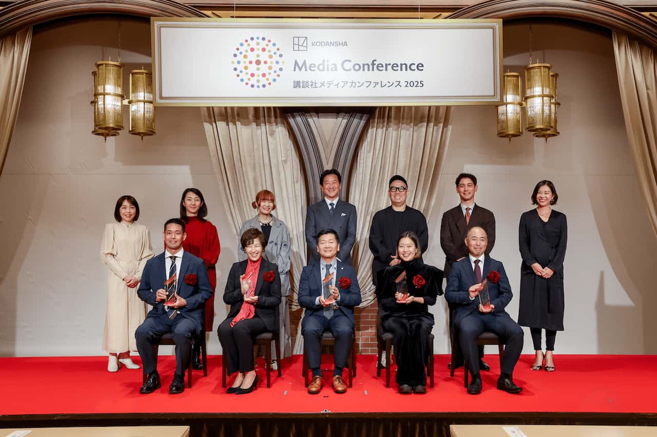 写真 講談社メディアアワード受賞者と野間社長、今年の審査員。今年の受賞企画は6つとなった。