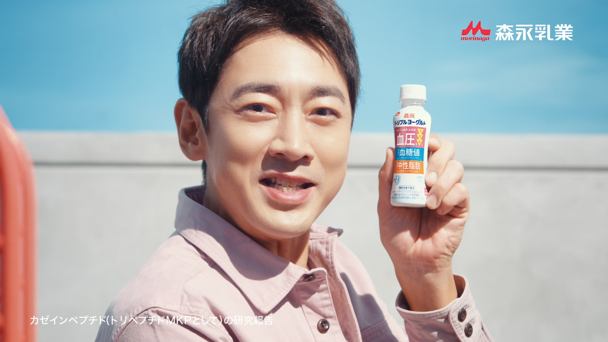 CMカットの一部。商品が含む血圧抑制を助ける成分を、小泉さんがロング滑り台を滑り降りる様子で表現した。