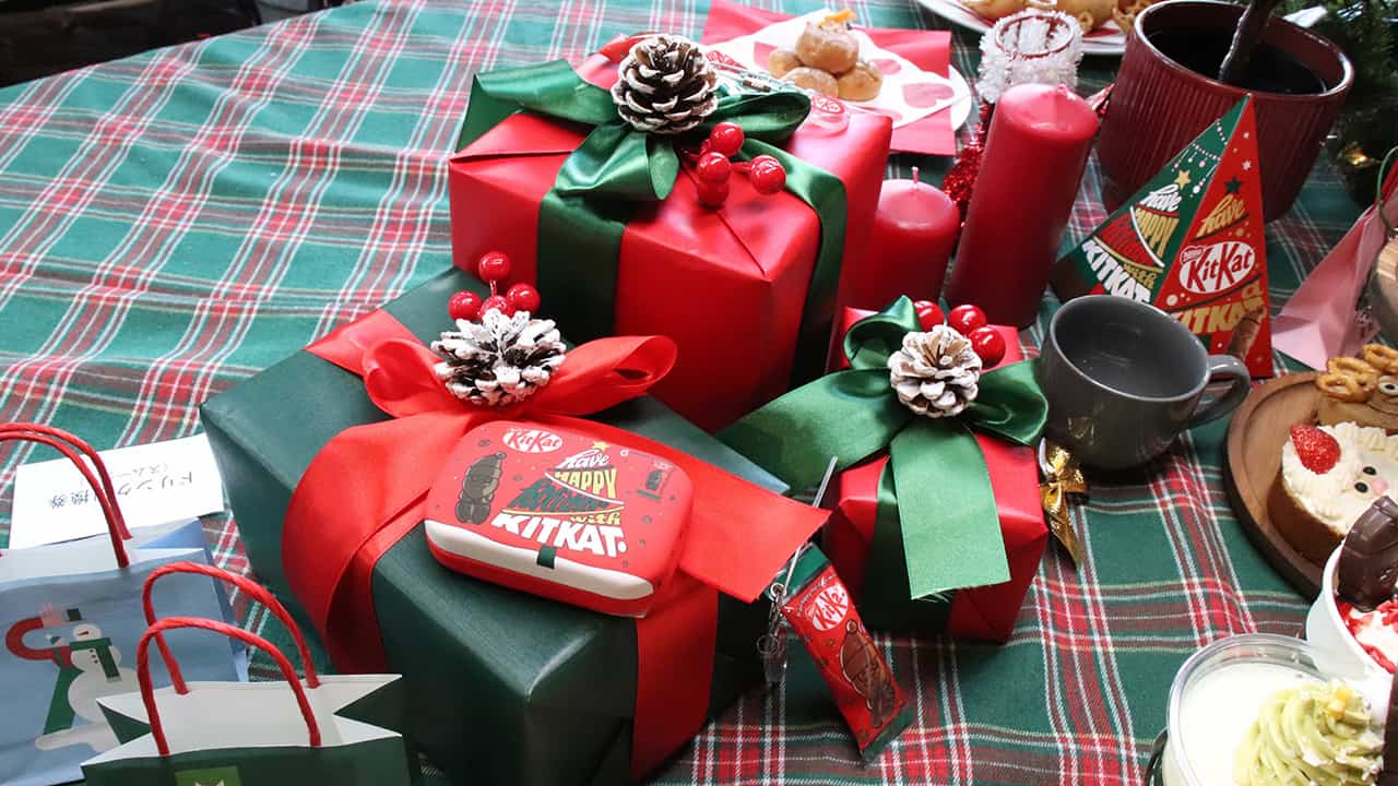 クリスマスの飾りつけとしても訴求する「キットカット ホリデイサンタ」